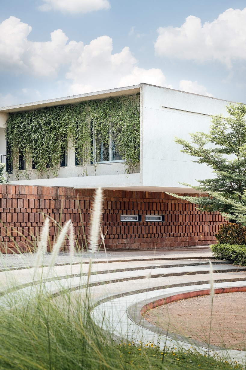 SA plans a stepped courtyard in the center of 'northstar school' in india designboom