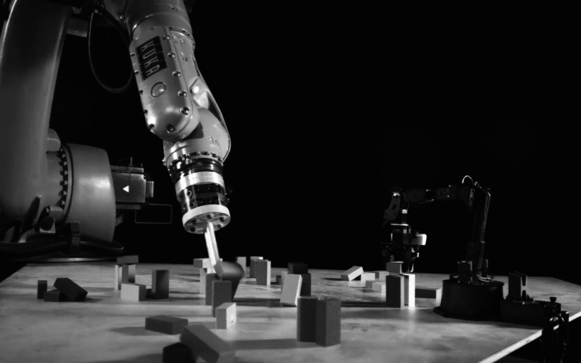 sísifo: uma instalação de arte robótica em interação infinita com poder e resistência