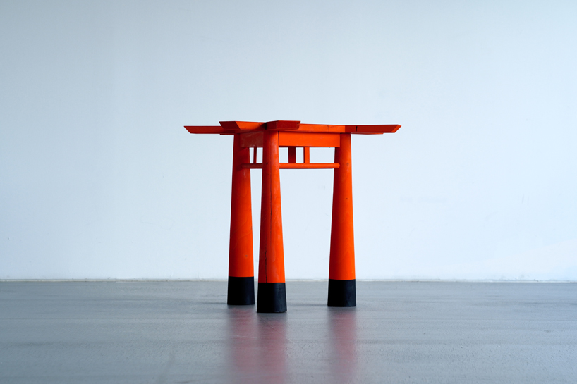Ota Takuto reinterpreta las tradicionales puertas torii a través de una estructura de madera de tres elementos