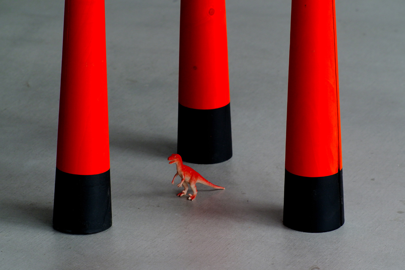 Ota Takuto reinterpreta las tradicionales puertas torii a través de una estructura de madera de tres elementos