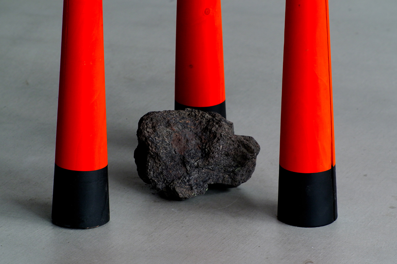 Ota Takuto reinterpreta las tradicionales puertas torii a través de una estructura de madera de tres elementos
