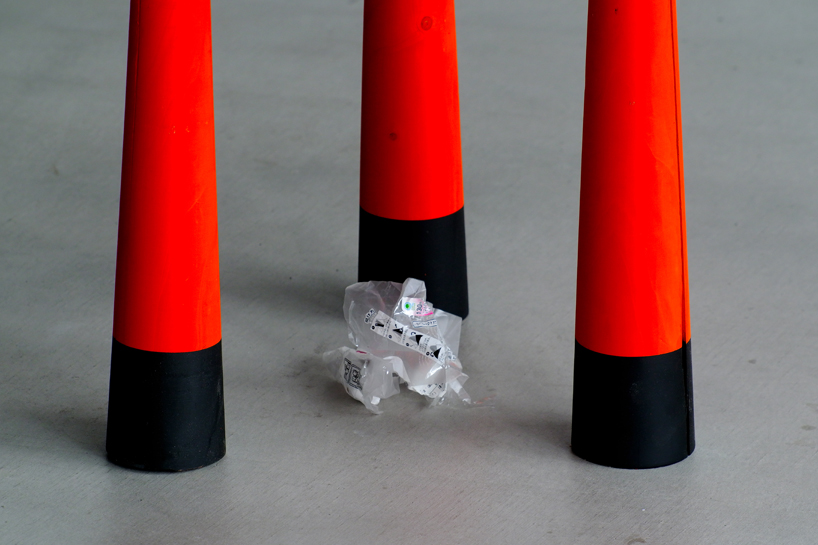Ota Takuto reinterpreta las tradicionales puertas torii a través de una estructura de madera de tres elementos