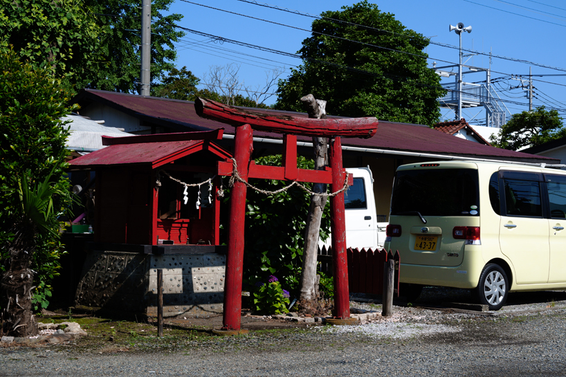 takuto ohta reinterprets traditional torii gates through triadic wooden structure