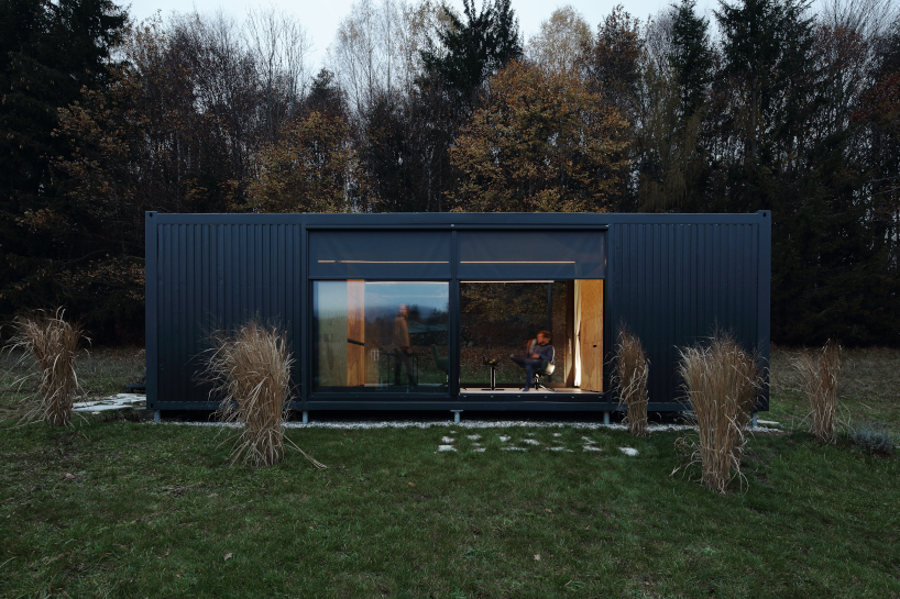minimum container module sets up a small weekend house in austrian alps