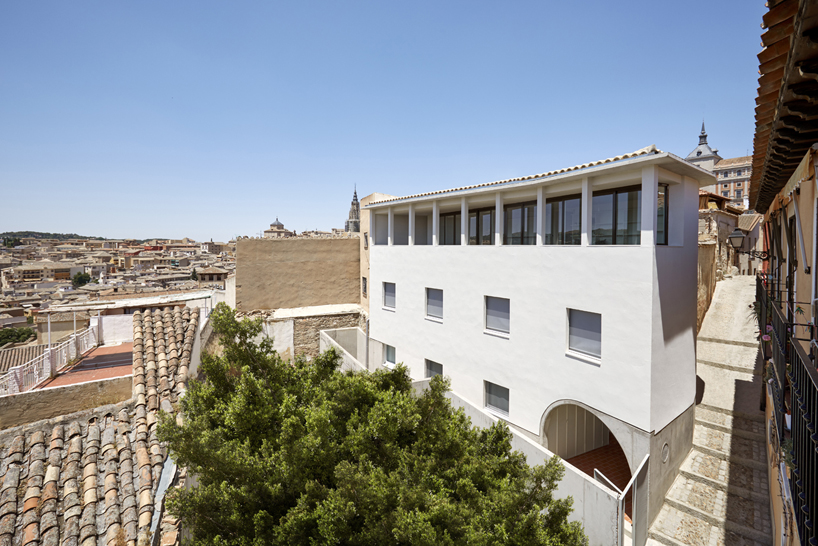 romero & vallejo build contemporary house within historic city center of toledo, spain