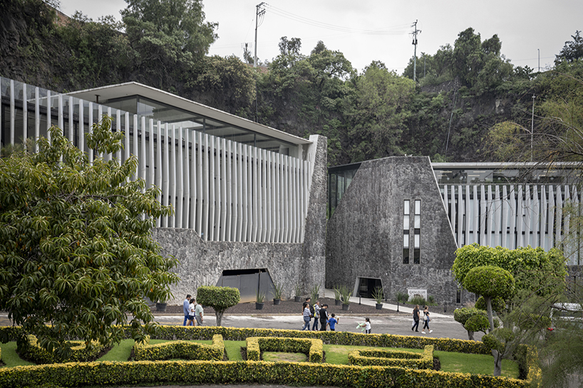 dfarquitectos extrae piedra volcánica de una cantera del campus para tallar un complejo deportivo en México