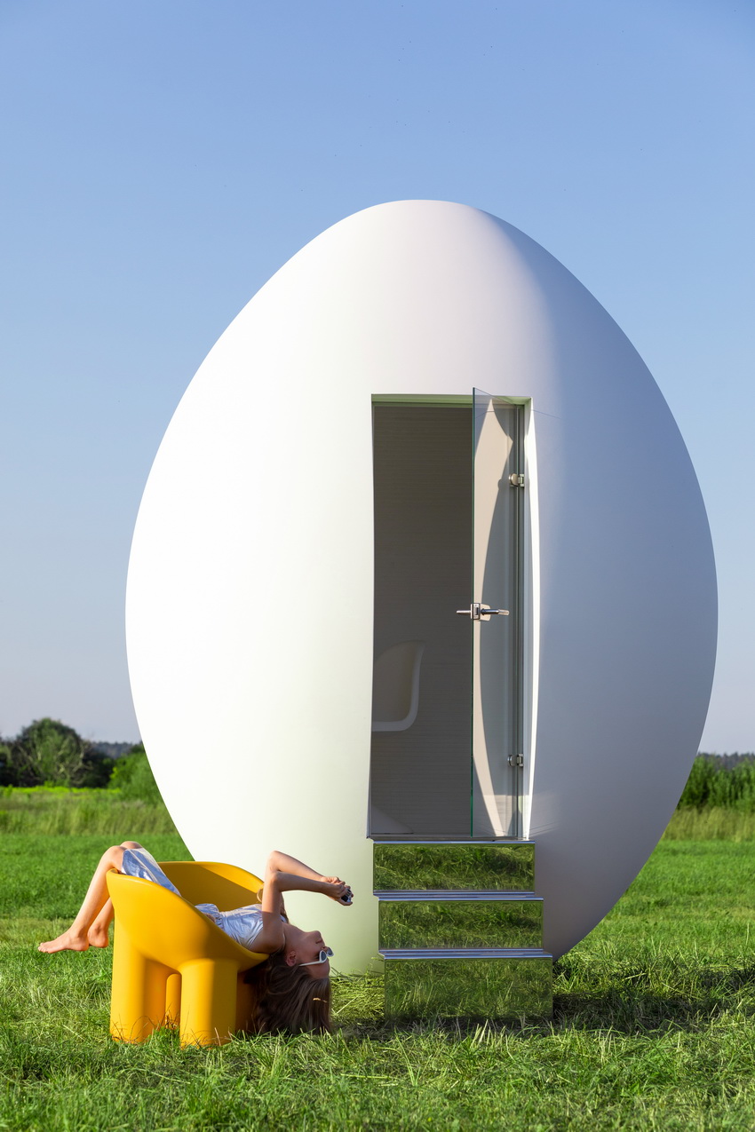 https://static.designboom.com/wp-content/dbsub/443085/2021-11-01/ovoid-house-is-the-latest-work-by-artist-gregory-orekhov-dedicated-to-the-form-of-an-ovoid-6-617f34f45636b.jpg