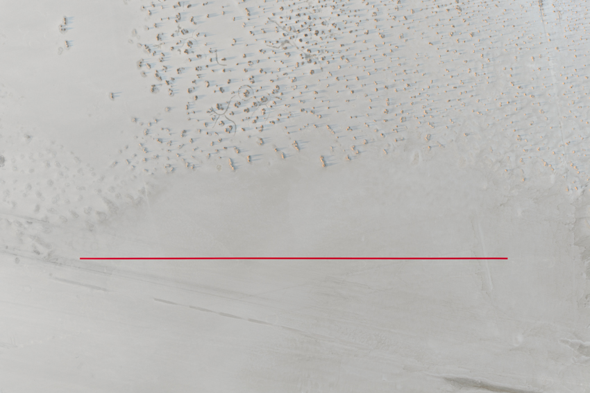 La instalación de arte terrestre Red Line de Gregory Orehov de un kilómetro se extiende por el desierto de California