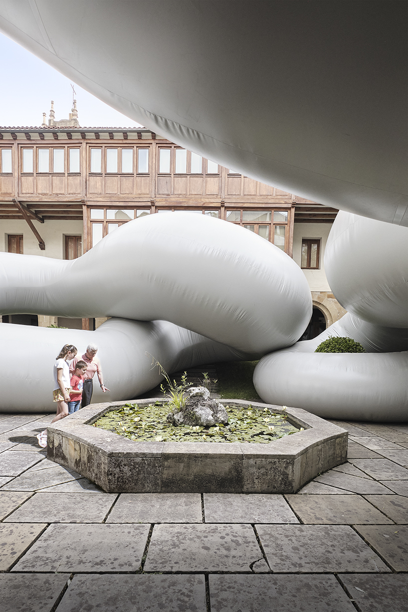martillo neumático’s cuerpo gris colonizes the courtyard of 16th-century cloister in bilbao