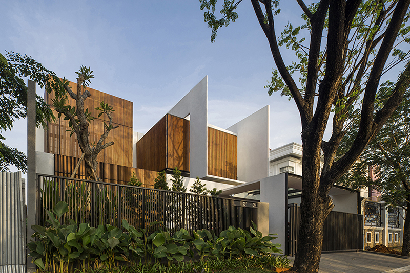 eben lontoh designs a house between two courtyards in jakarta, indonesia