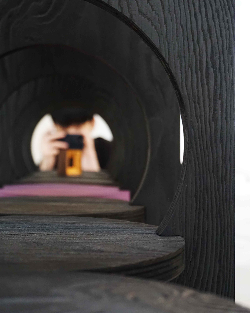 create a circular gap in the closed background 7