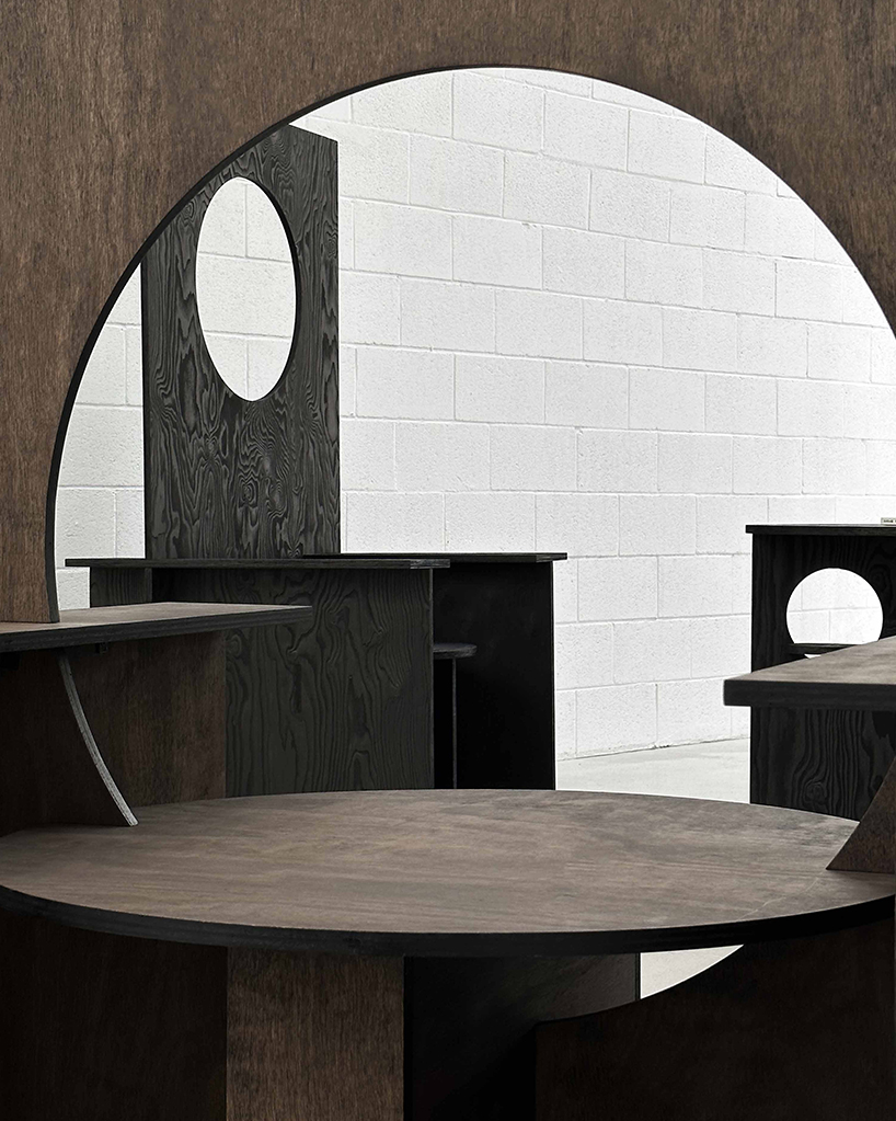 create a circular gap in the closed background 8