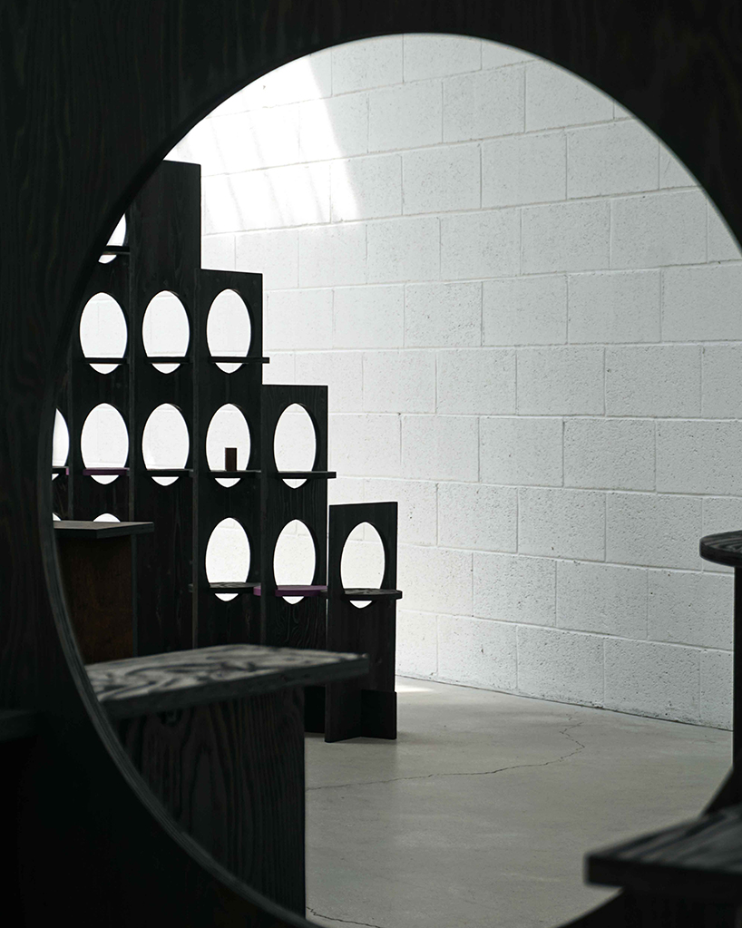 create a circular gap in the closed background 9