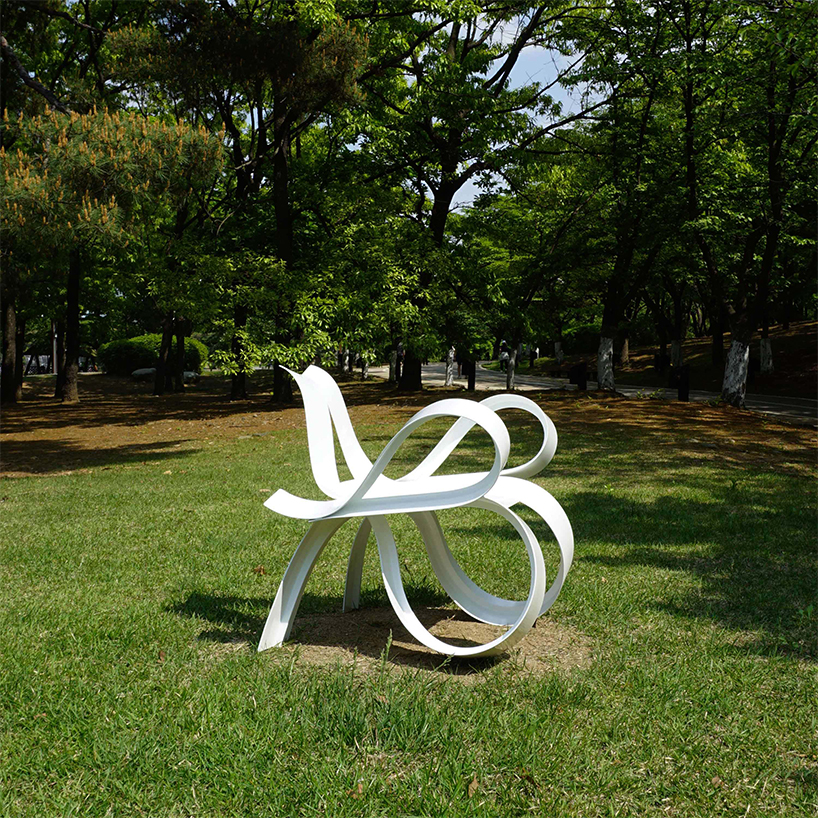 la silla en forma de corazón de woocheol shi abraza sin esfuerzo la forma curva del cuerpo humano