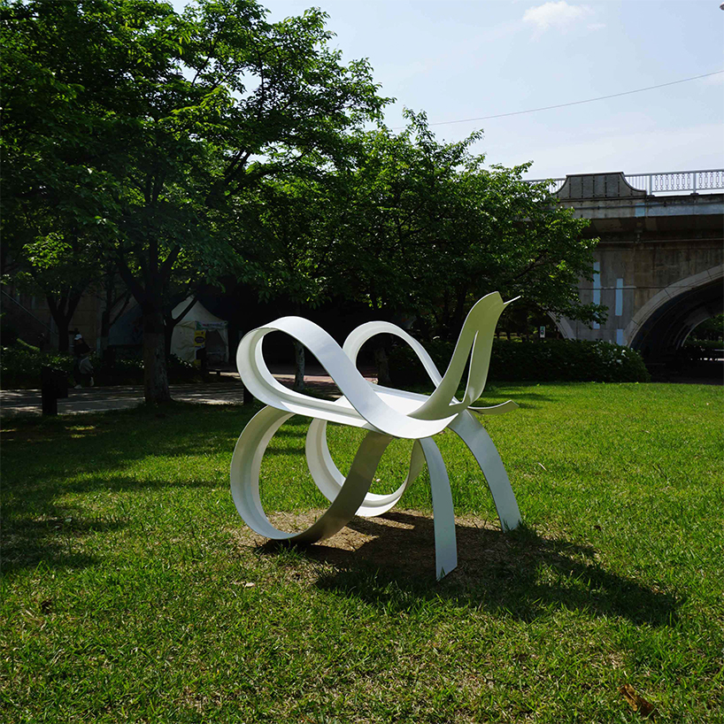 la silla en forma de corazón de woocheol shi abraza sin esfuerzo la forma curva del cuerpo humano