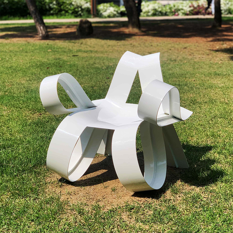 la silla en forma de corazón de woocheol shi abraza sin esfuerzo la forma curva del cuerpo humano