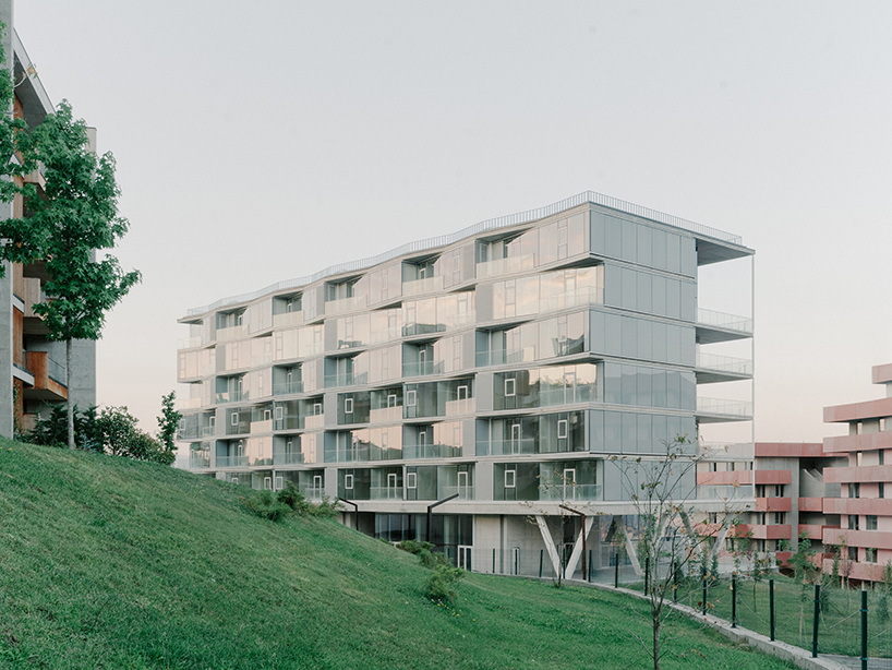 Georgia, muros cortina de vidrio prismático rodean marcos modulares de hormigón de unidades residenciales