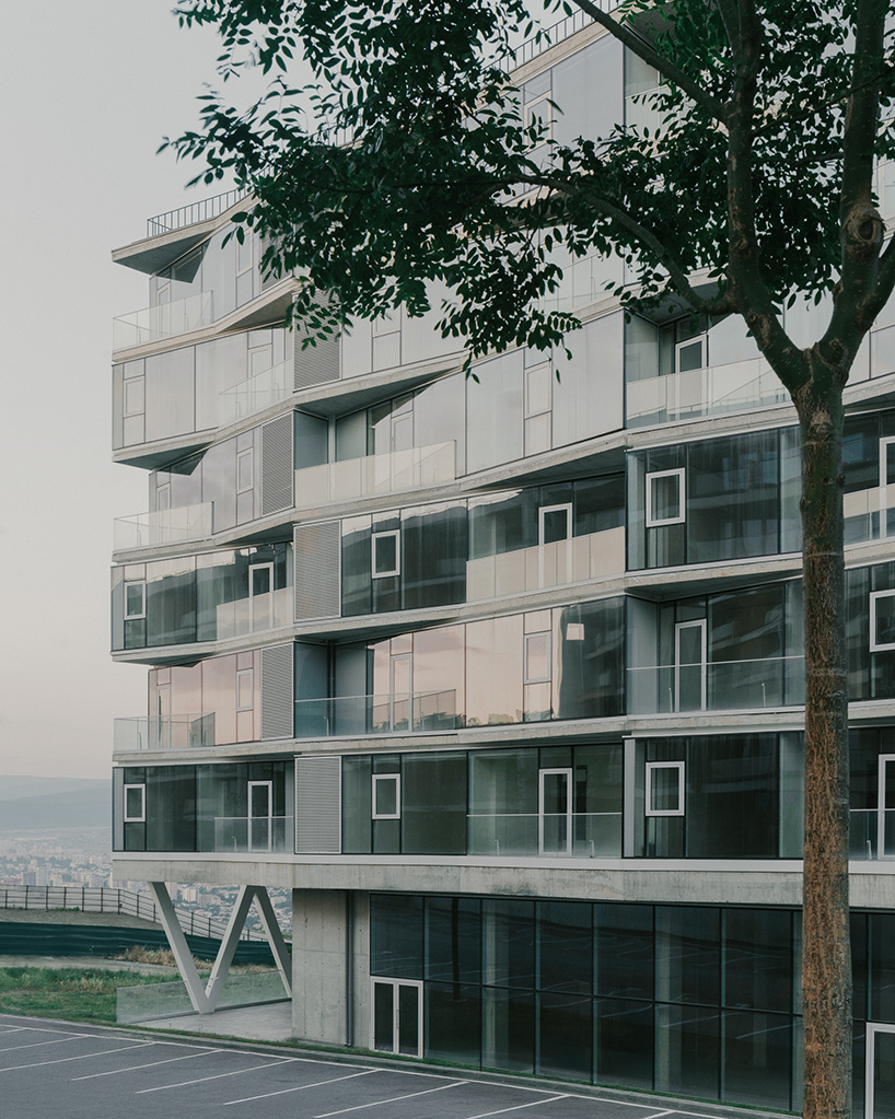 Georgia, muros cortina de vidrio prismático rodean marcos modulares de hormigón de unidades residenciales