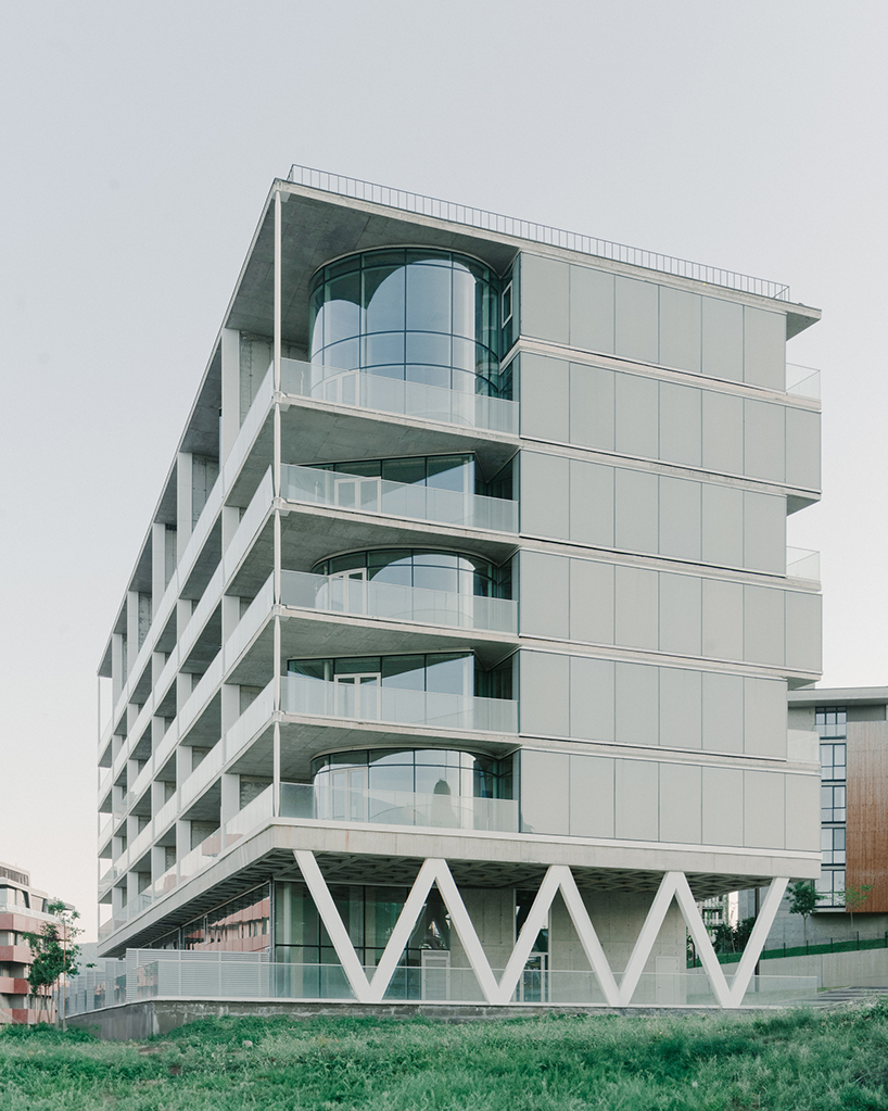 Georgia, muros cortina de vidrio prismático rodean marcos modulares de hormigón de unidades residenciales