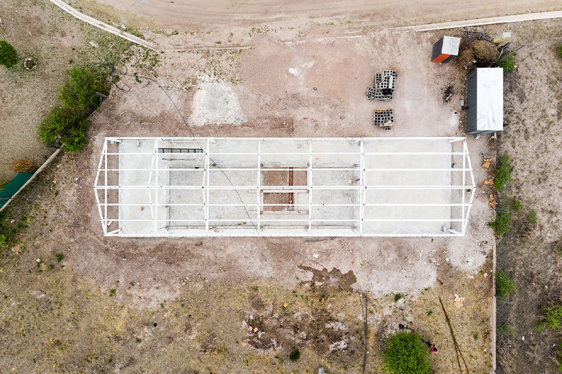The structural steel grid opened by Estudio Bnaa reinterprettte hambar typology in Argentina