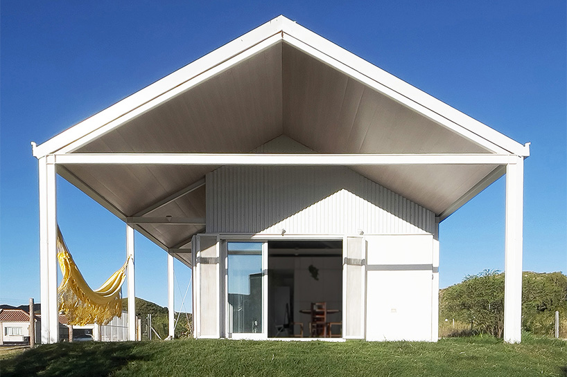 The structural steel grid opened by Estudio Bnaa reinterprettte hambar typology in Argentina
