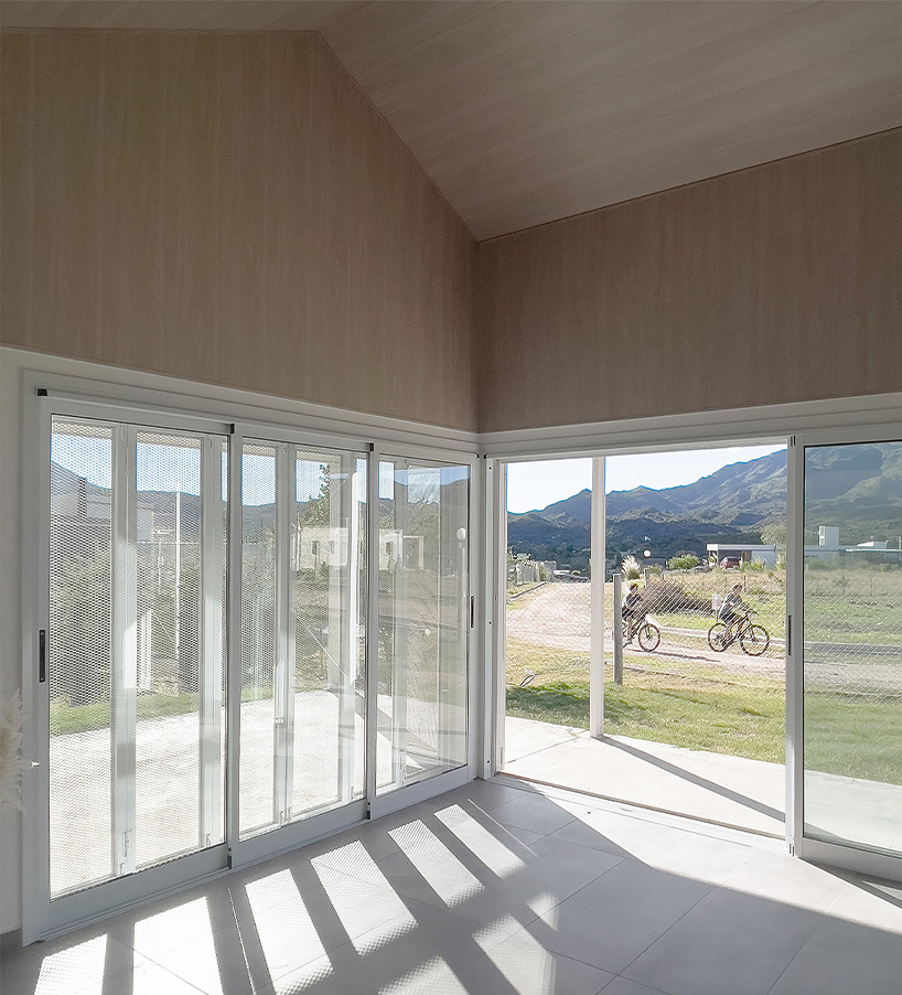 The structural steel grid opened by Estudio Bnaa reinterprettte hambar typology in Argentina
