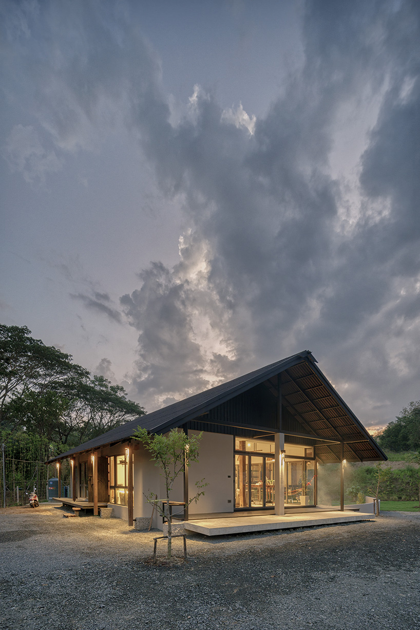 Kabina e laboratorit të dizajnit të peizazhit të shtëpisë në Tajlandë lidhet me bregun përreth liqenit