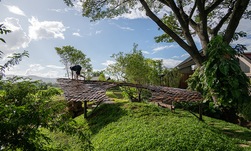 des bardeaux en bois forment l'abri biologique du laboratoire de conception de paysages domestiques en Thaïlande