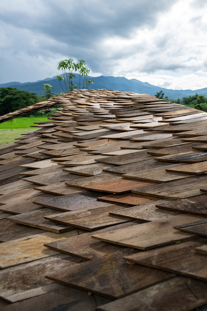 des bardeaux en bois forment l'abri biologique du laboratoire de conception de paysages domestiques en Thaïlande