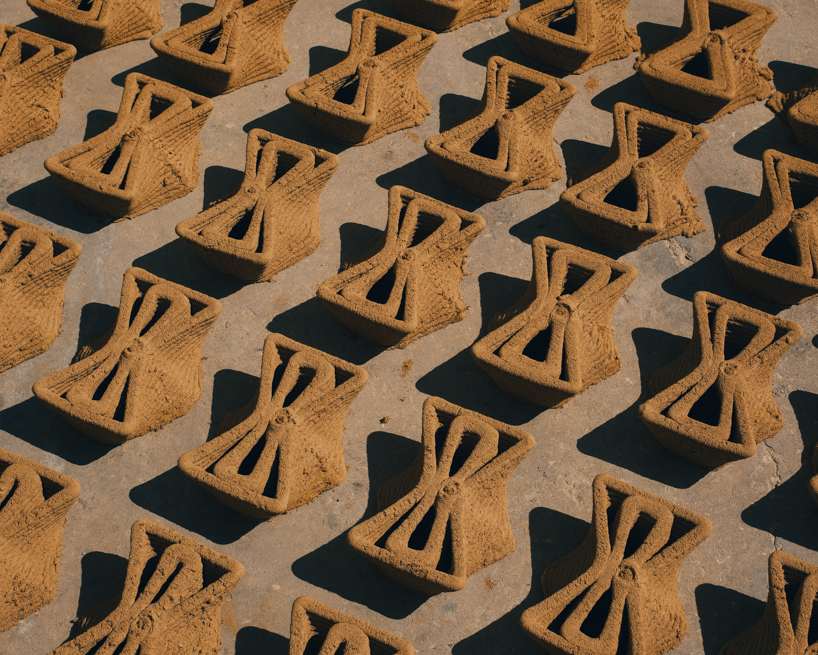 Los ladrillos entrelazados impresos en 3D crean un microclima terroso para los árboles jóvenes