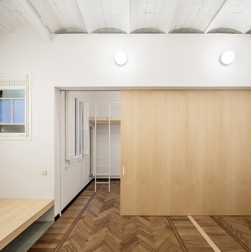 CRÜ studio restores ‘la carla’, a modernist apartment in the heart of barcelona