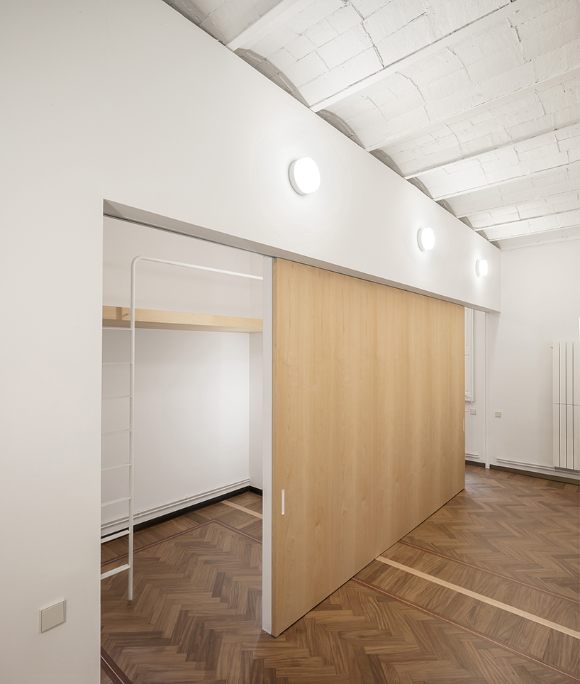 CRÜ studio restores ‘la carla’, a modernist apartment in the heart of barcelona