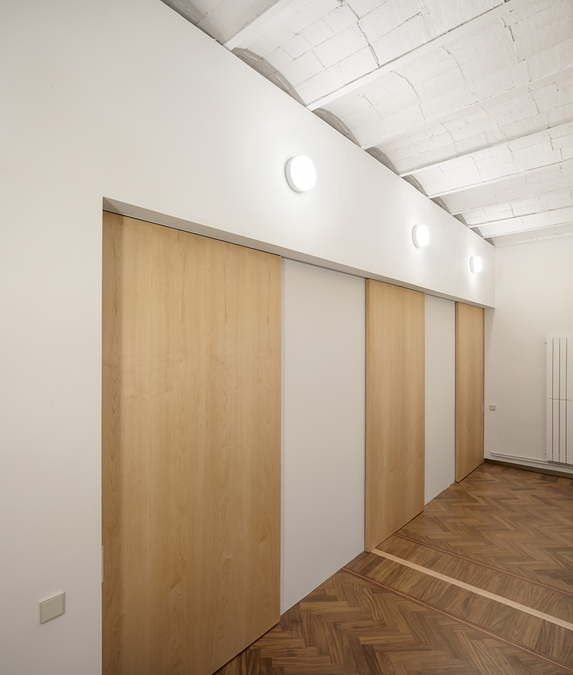 CRÜ studio restores ‘la carla’, a modernist apartment in the heart of barcelona