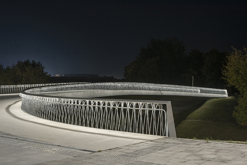 Vingiuotas pėsčiųjų tiltas-plaza jungia istorinį Lietuvos miesto centrą su viešuoju parku