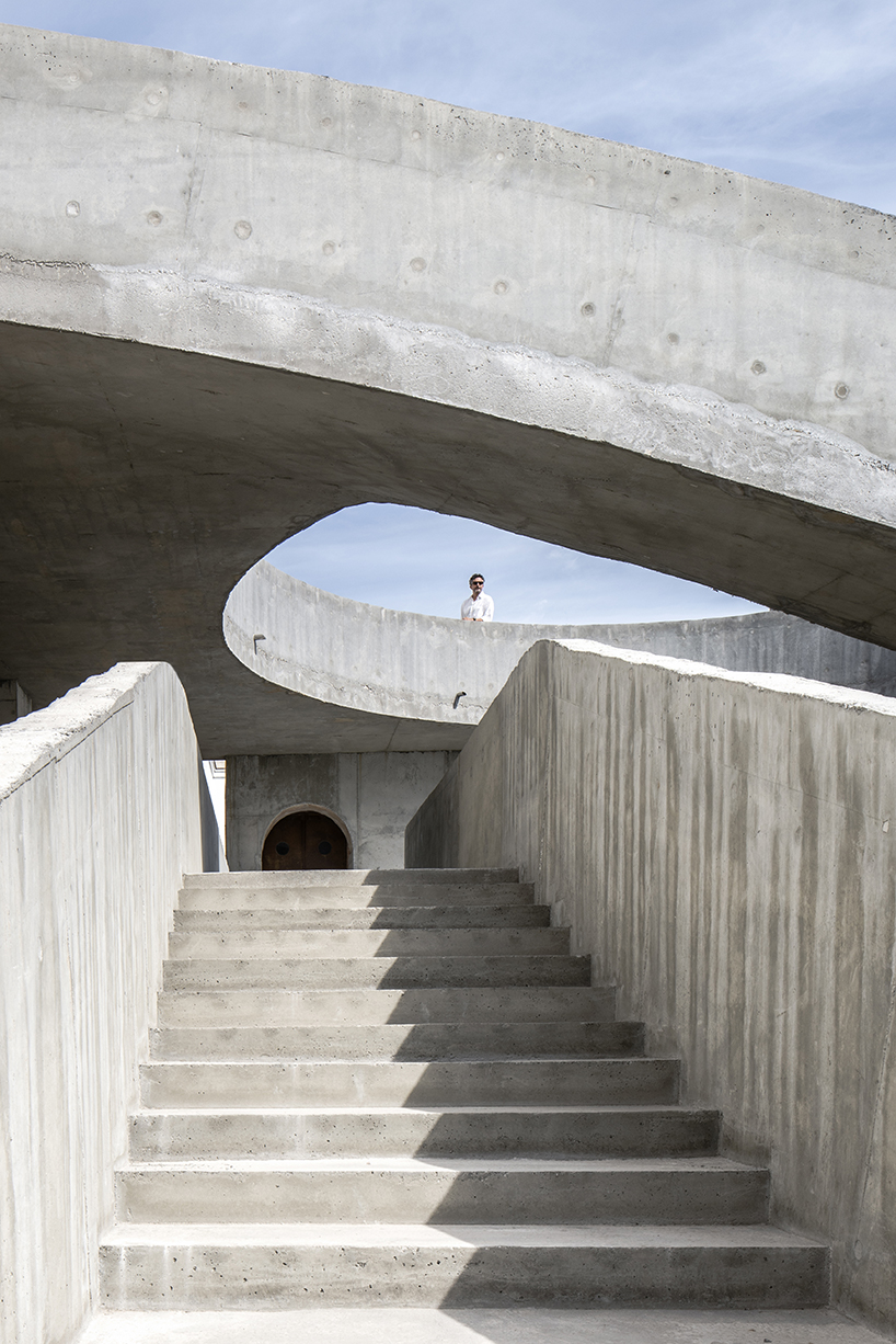 DJarquitectura coloca una estructura de hormigón en espiral para el trabajo creativo en el campus universitario, España