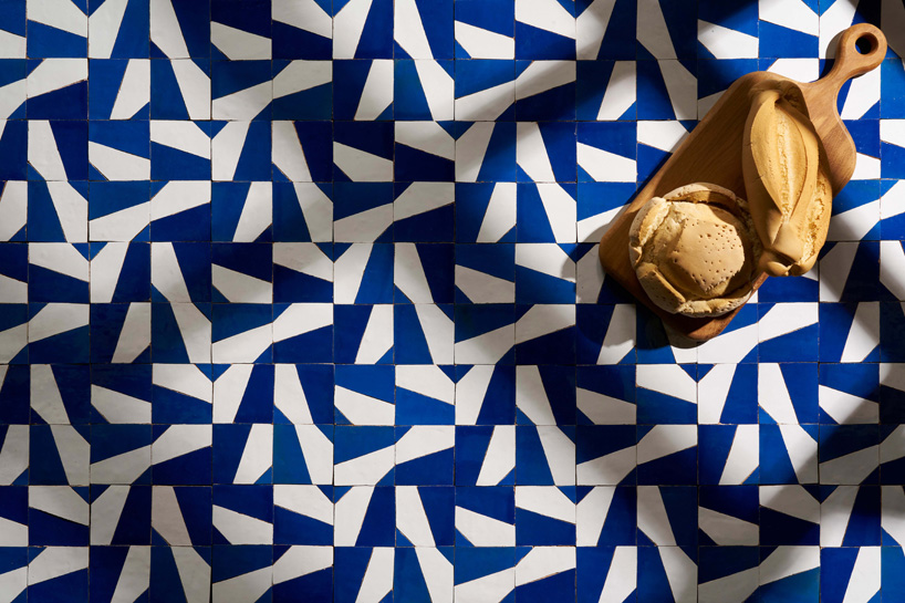 Los azulejos mediterráneos hechos a mano de Damián López incorporan geometrías y tonos andaluces