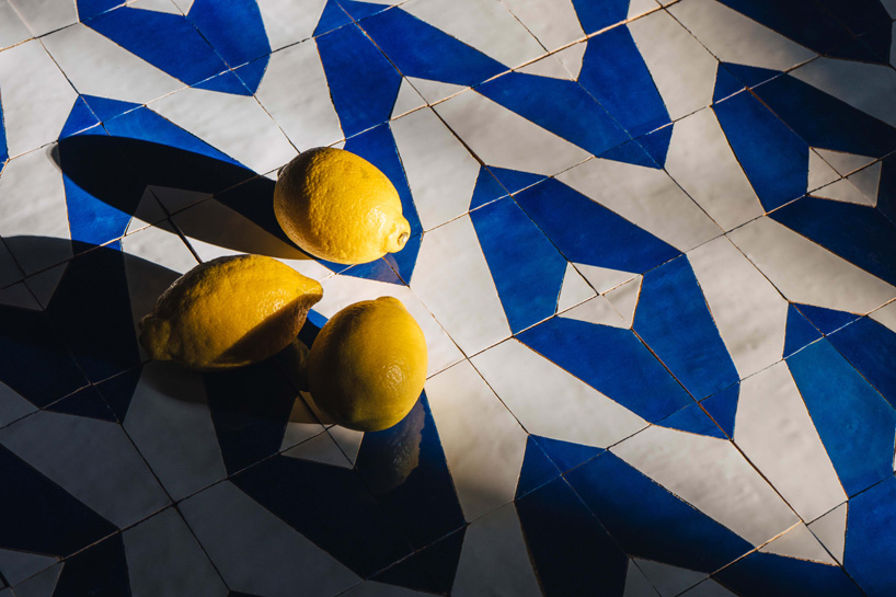 Los azulejos mediterráneos hechos a mano de Damián López incorporan geometrías y tonos andaluces