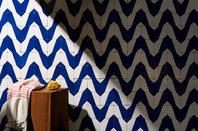 Los azulejos mediterráneos hechos a mano de Damián López incorporan geometrías y tonos andaluces