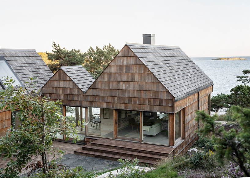 a house made of oak boards is located on the south coast of Norway
