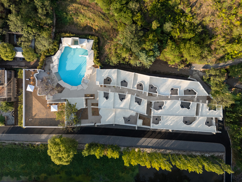 Un grupo de casas con patio blancas entrelazadas reinterpreta antiguos hornos en un centro turístico chino