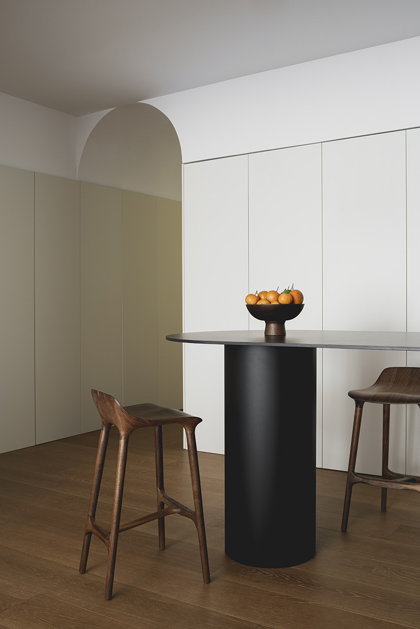 balzar arquitectos renovates valencian apartment using a sober + neutral palette