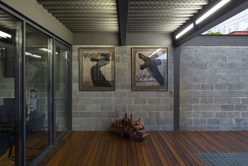 bernardes arquitetura adorns office block in brazil with perforated façade