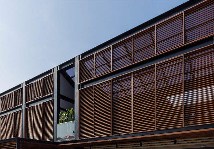 La casa Ecobreeze en Vietnam diseñada por a+ Architects se respira a través de una fachada de doble piel de madera