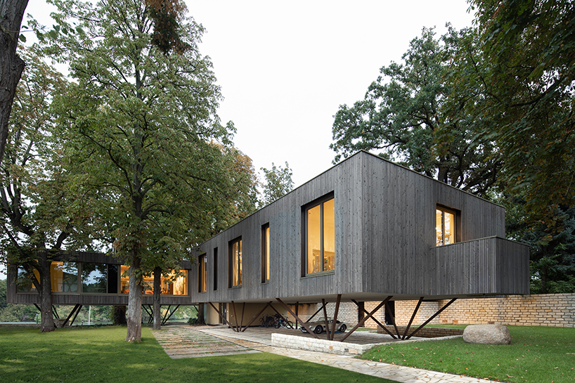 carlos zwick designs elevated lake house in potsdam germany 8