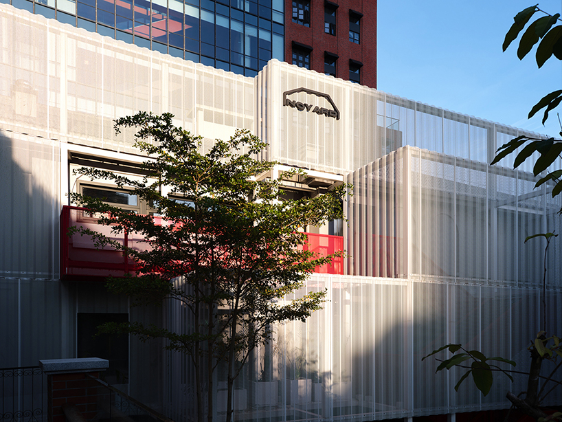 Paneles de aluminio perforado envuelven como un velo el complejo comercial Noahide de China