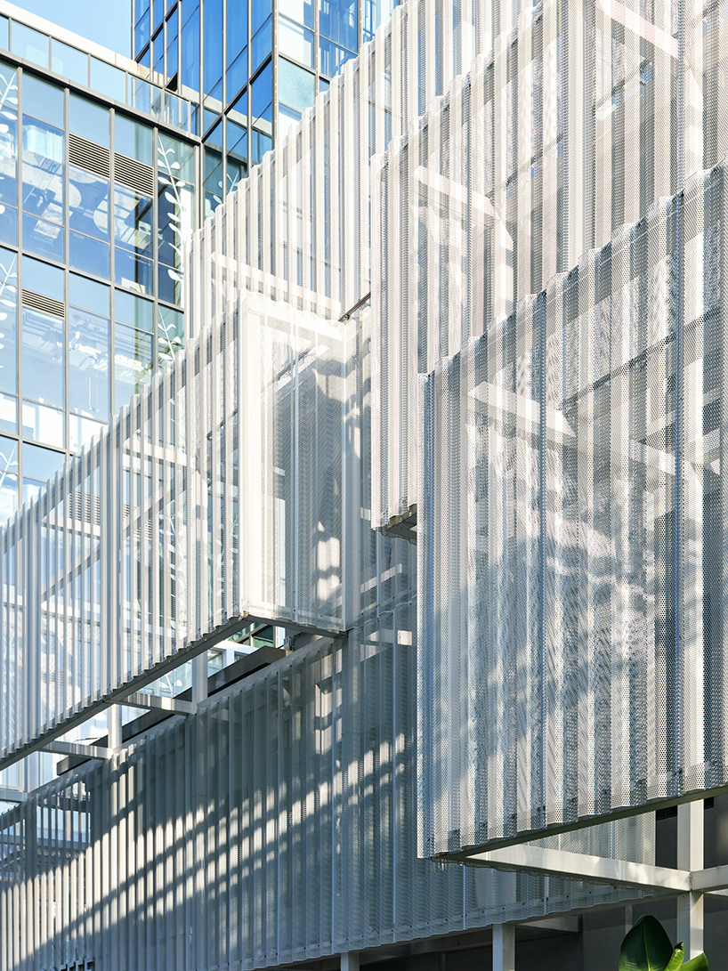 Paneles de aluminio perforado envuelven como un velo el complejo comercial Noahide de China