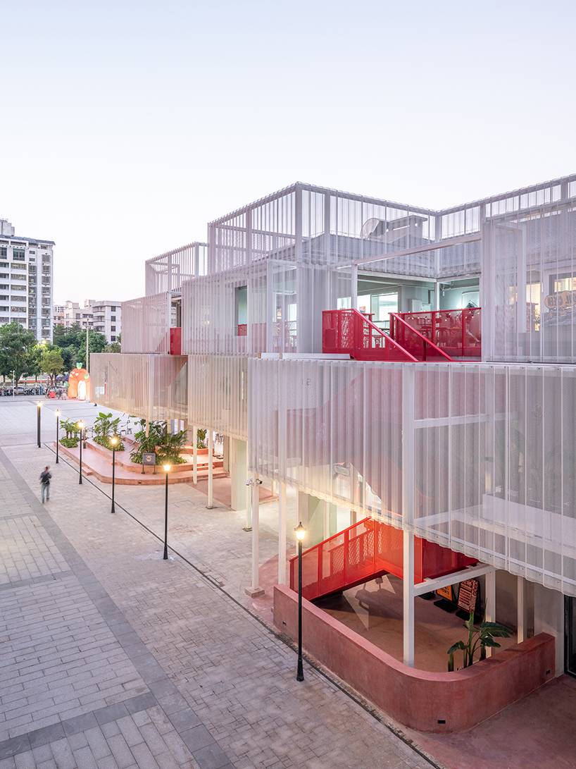 Paneles de aluminio perforado envuelven como un velo el complejo comercial Noahide de China