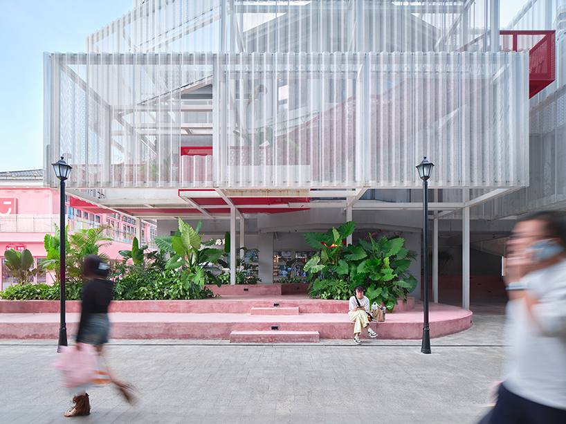 Paneles de aluminio perforado envuelven como un velo el complejo comercial Noahide de China