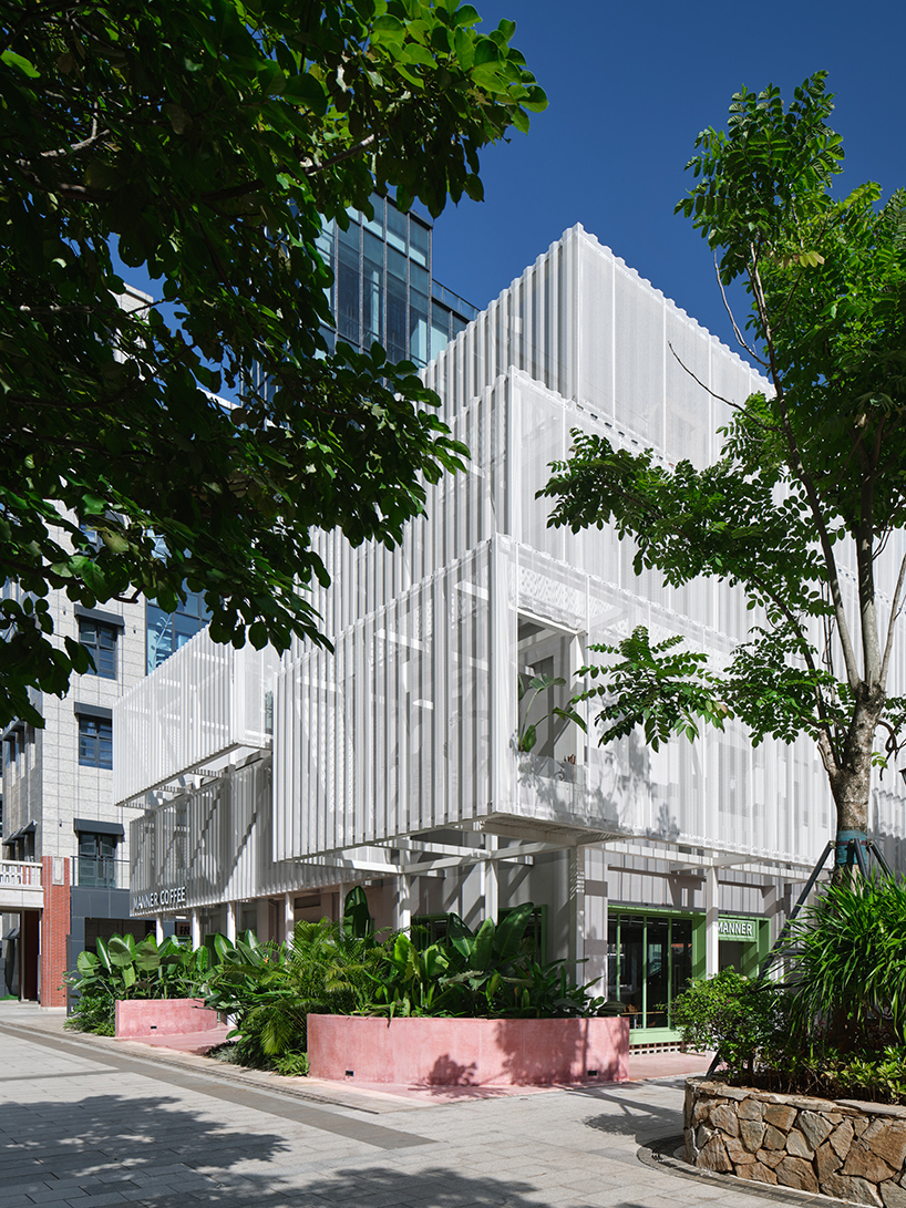 Paneles de aluminio perforado envuelven como un velo el complejo comercial Noahide de China