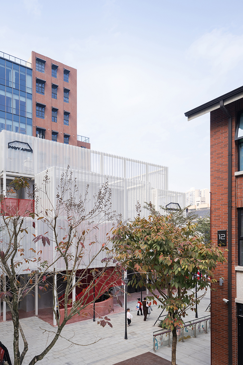 Paneles de aluminio perforado envuelven como un velo el complejo comercial Noahide de China